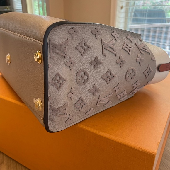 Louis Vuitton ON MY SIDE MM - Picture 9 of 17